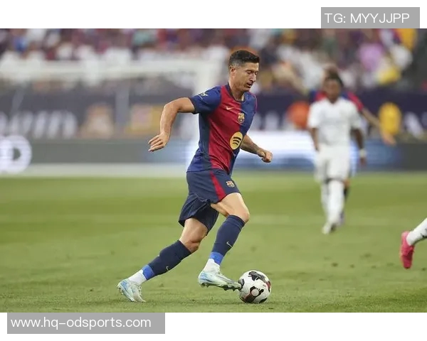 莱万欧冠表现惊艳10场打入12球射手榜领跑前景光明 莱万欧冠表现惊艳10场打入12球射手榜领跑前景光明